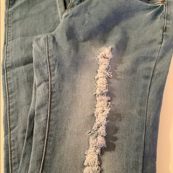 Light wash distressed stretch jeans - Picture 2 of 4